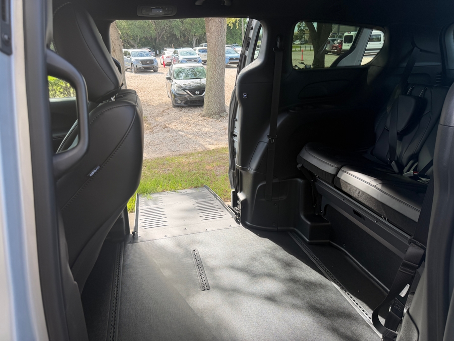 Silver Chrysler Pacifica image number 6