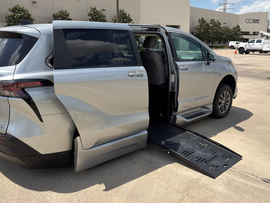 Used 2024 Toyota Sienna Hybrid LE - BraunAbility Side Entry Entry Fold Out Automatic Ramp