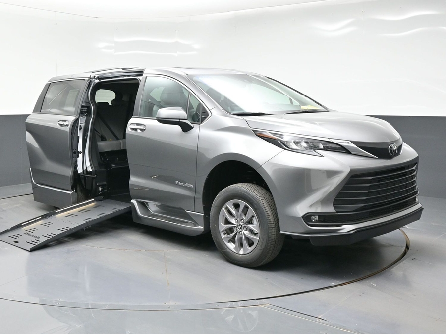 New 2026 Toyota Sienna Hybrid XLE Base - BraunAbility Side Entry Entry Fold Out Automatic Ramp