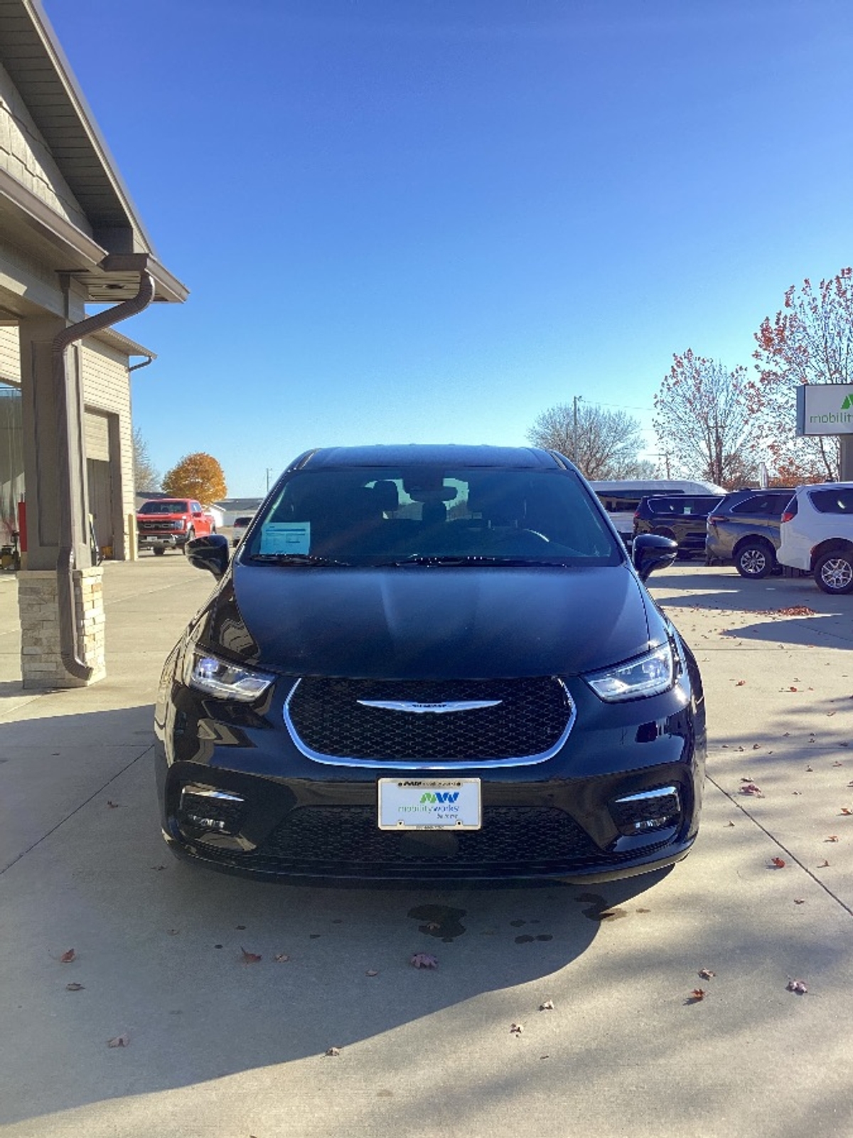 Black Chrysler Pacifica image number 3