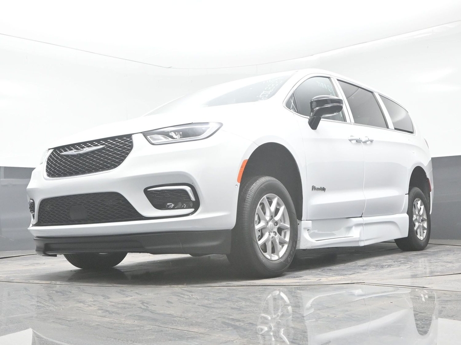New 2025 Chrysler Pacifica Select Safety - BraunAbility Side Entry Entry Fold Out Automatic Ramp