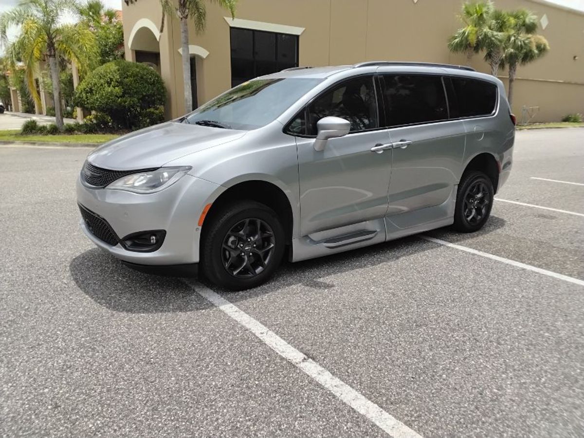 Silver Chrysler Pacifica image number 13