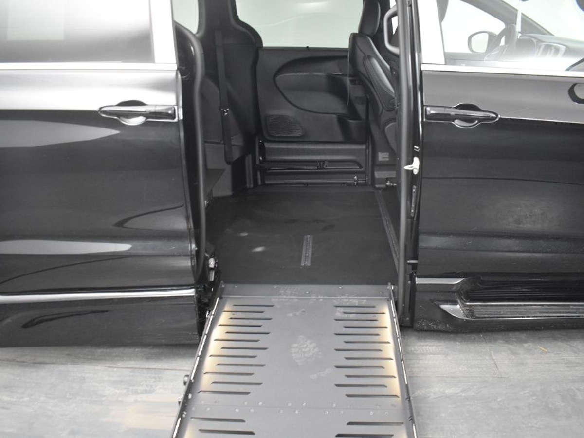 Black Chrysler Pacifica image number 11