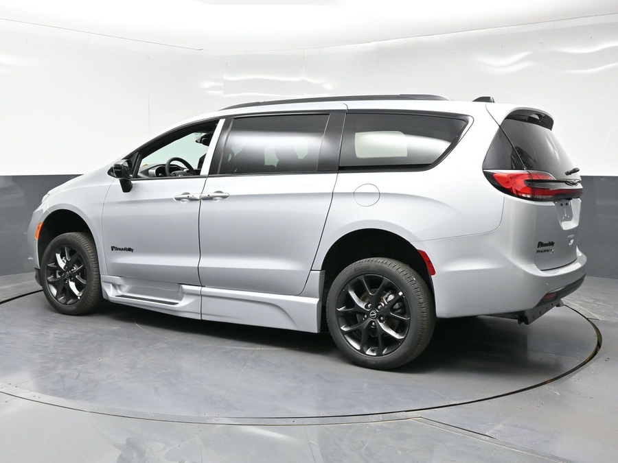 New 2026 Chrysler Pacifica Select Sport - BraunAbility Side Entry In Floor Automatic Ramp