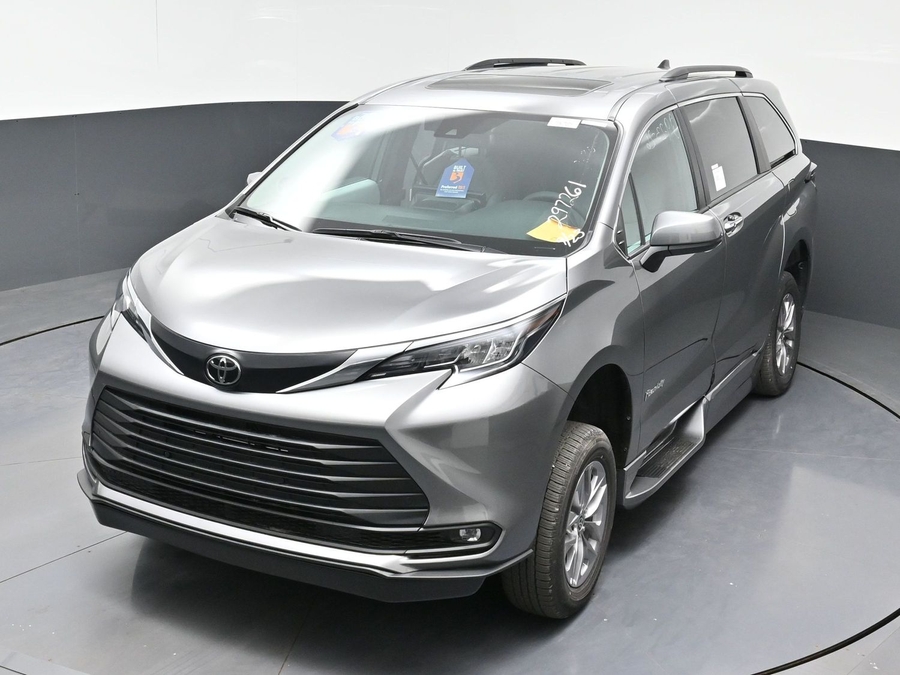 New 2026 Toyota Sienna Hybrid XLE Add - BraunAbility Side Entry Fold Out Automatic Ramp