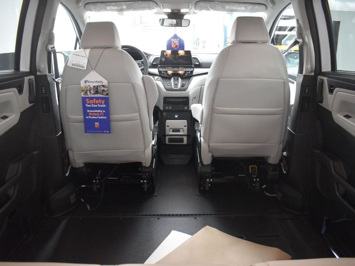 White Honda Odyssey image number 14