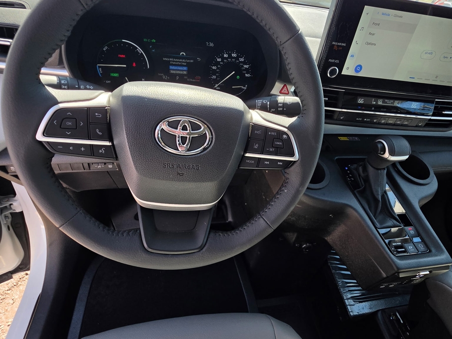 White Toyota Sienna image number 12