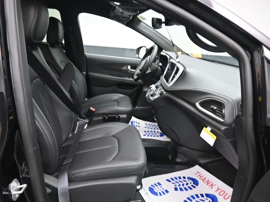 Black Chrysler Pacifica image number 8
