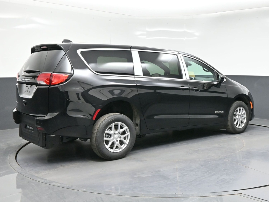 Black Chrysler Voyager image number 4