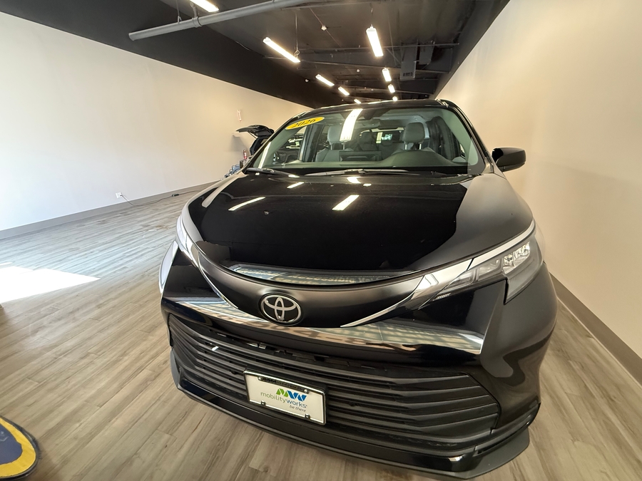 Imagen de la Toyota Sienna negra número 2