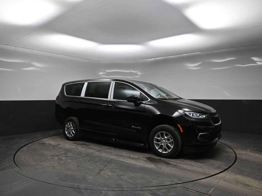 Black Chrysler Pacifica image number 11