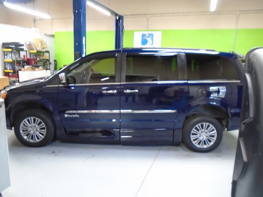 2016 Chrysler Town & Country Touring-L - Photo 2