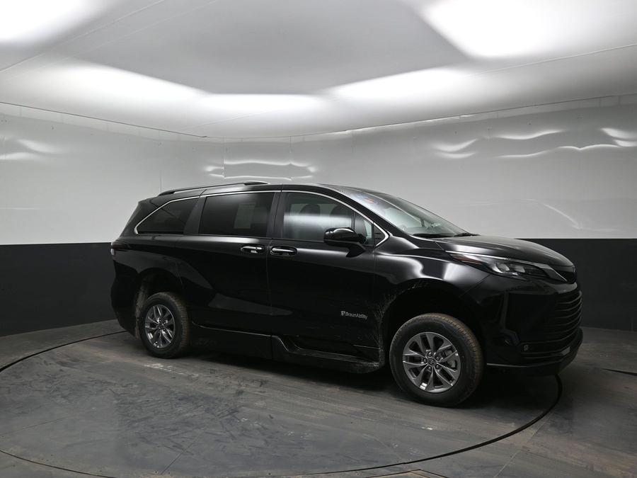 Black Toyota Sienna image number 17