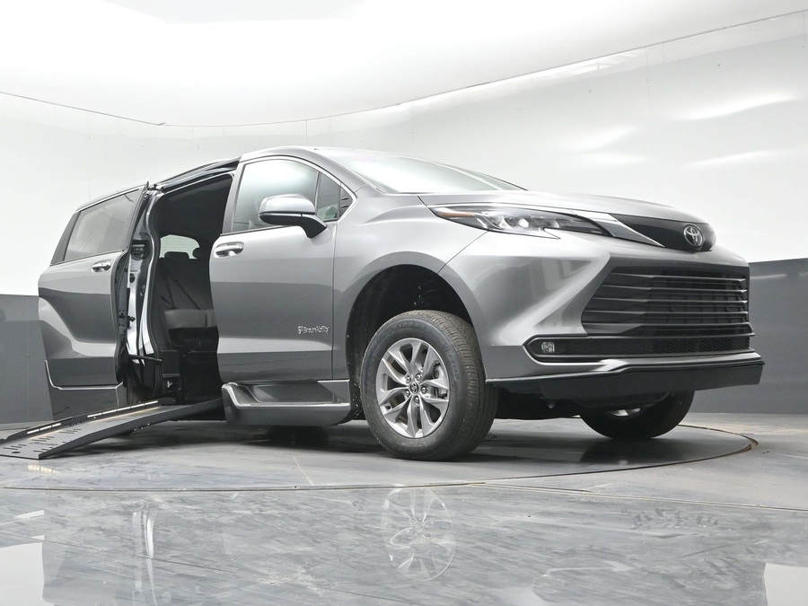 New 2026 Toyota Sienna Hybrid XLE Add - BraunAbility Side Entry Fold Out Automatic Ramp