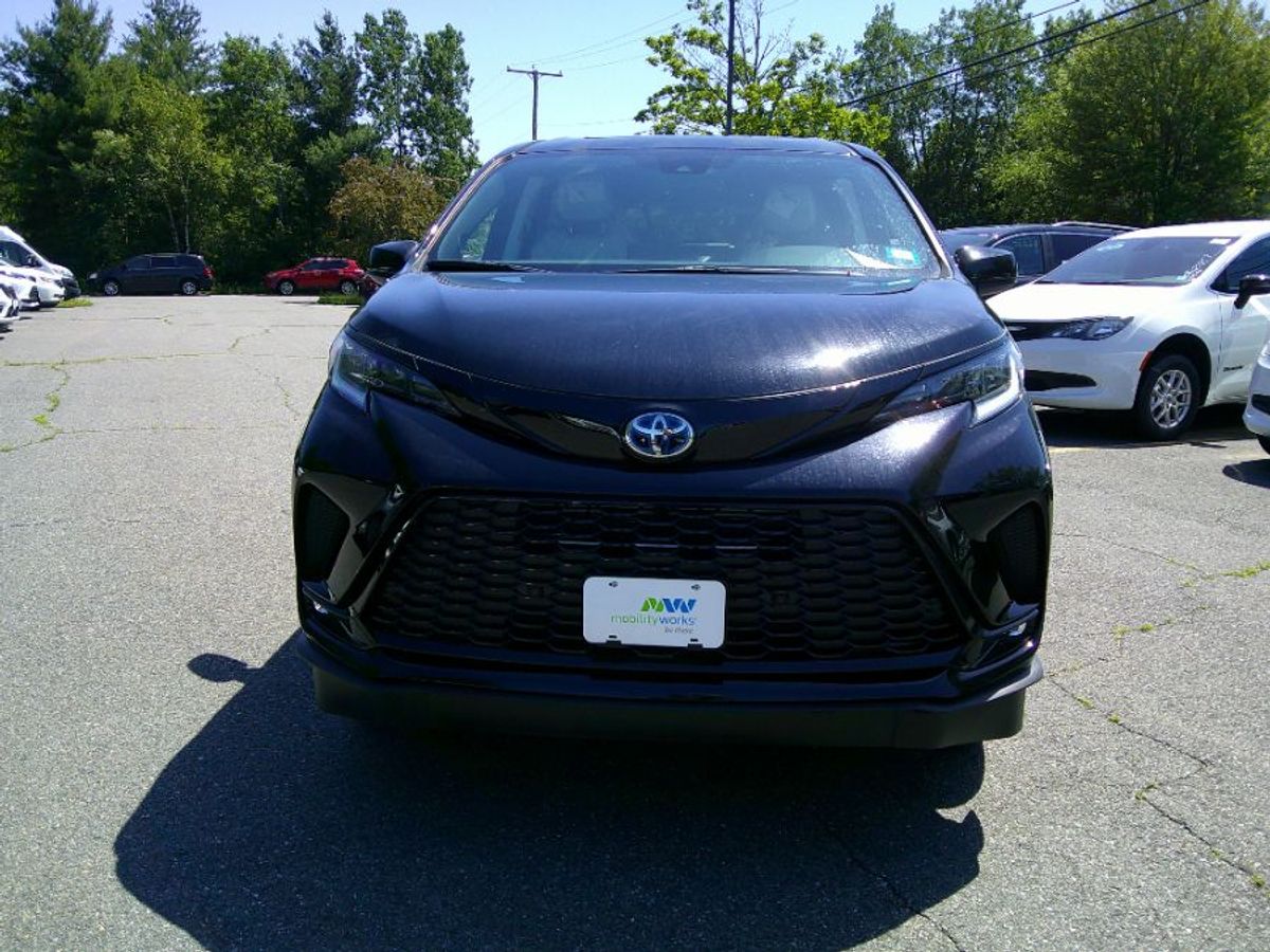 Black Toyota Sienna image number 6