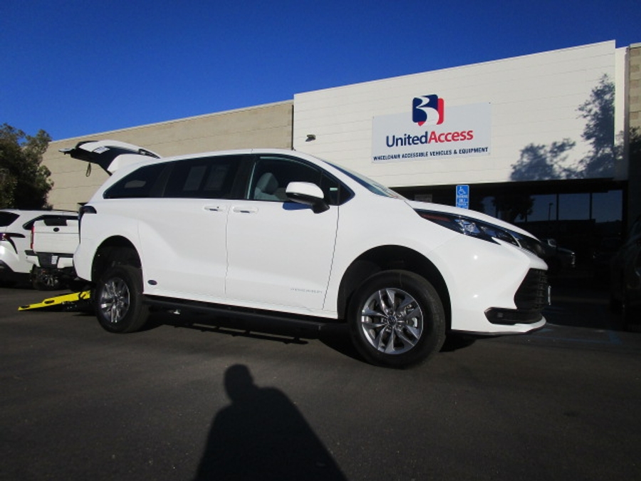 New 2026 Toyota Sienna Hybrid LE - Vantage Mobility Commercial Rear Entry Entry Fold Out Manual Ramp