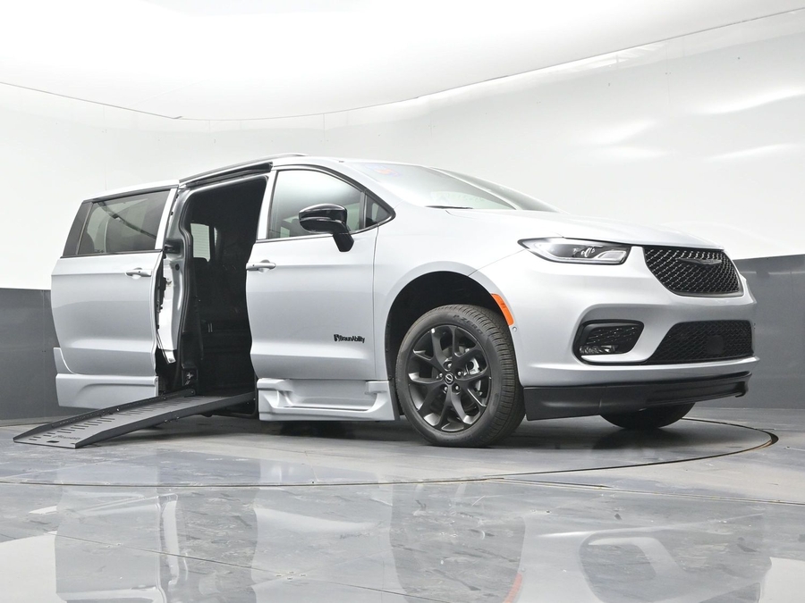 New 2026 Chrysler Pacifica Select Sport - BraunAbility Side Entry Fold Out Automatic Ramp