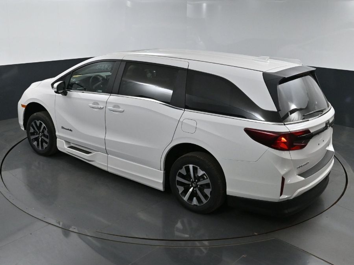 White Honda Odyssey image number 24
