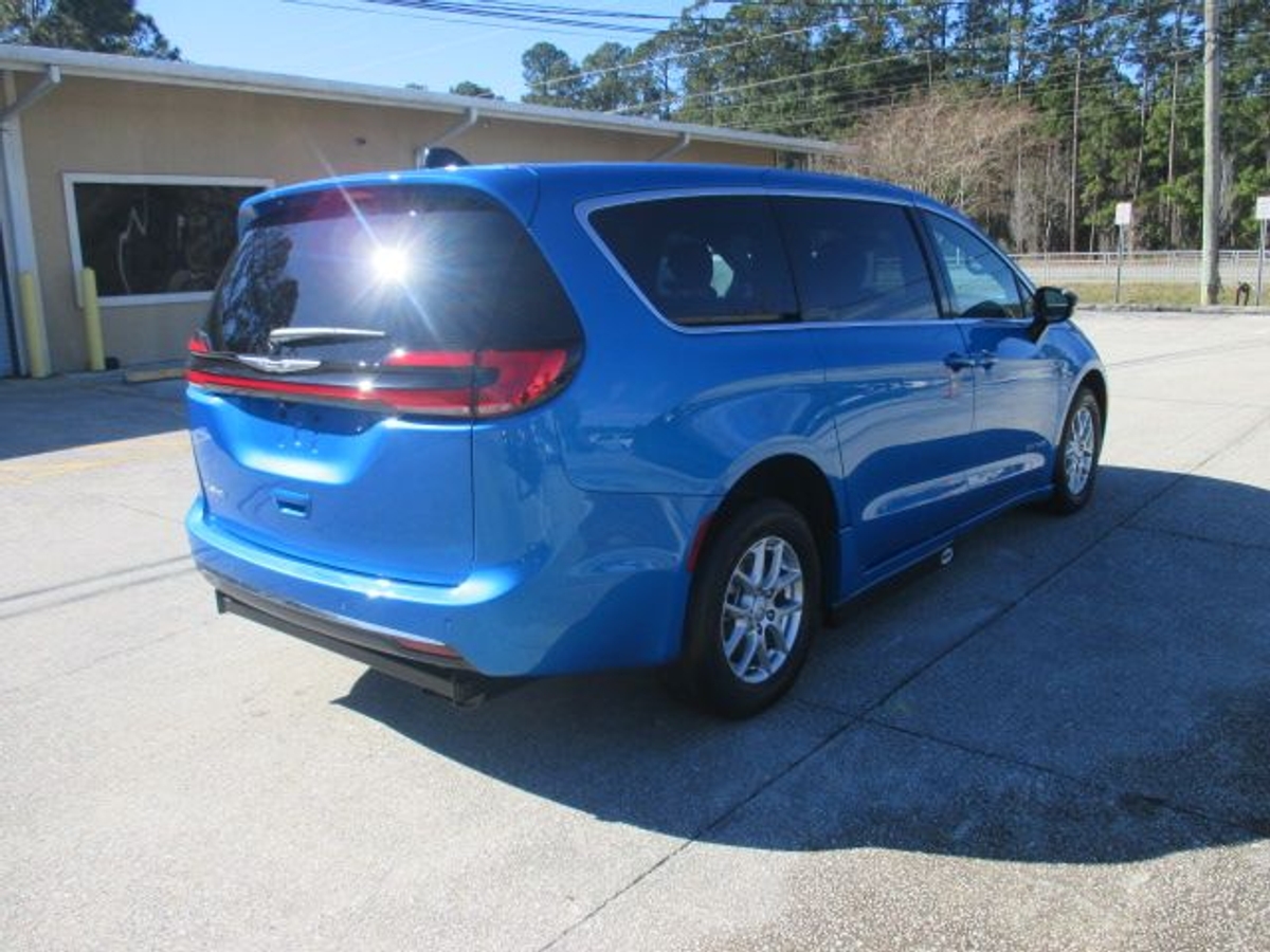Blue Chrysler Pacifica image number 7