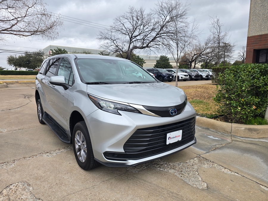 Used 2024 Toyota Sienna Hybrid LE - BraunAbility Rear Entry Entry Fold Out Manual Ramp