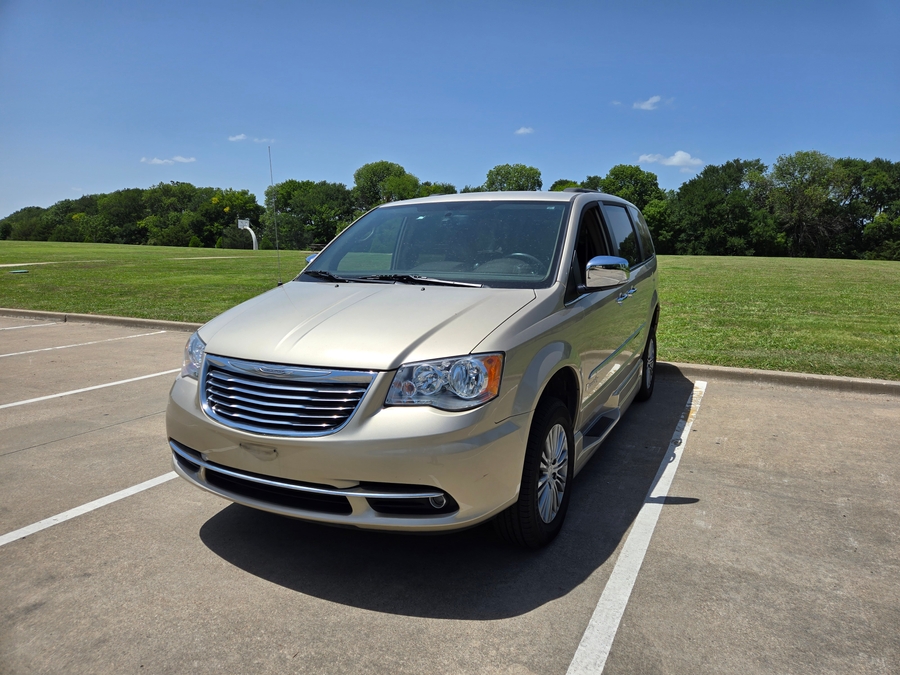 Used 2014 Chrysler Town and Country Touring-L - BraunAbility Side Entry Fold Out Automatic Ramp