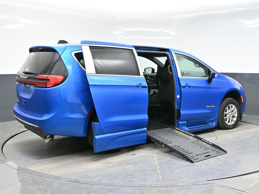 Blue Chrysler Pacifica image number 6