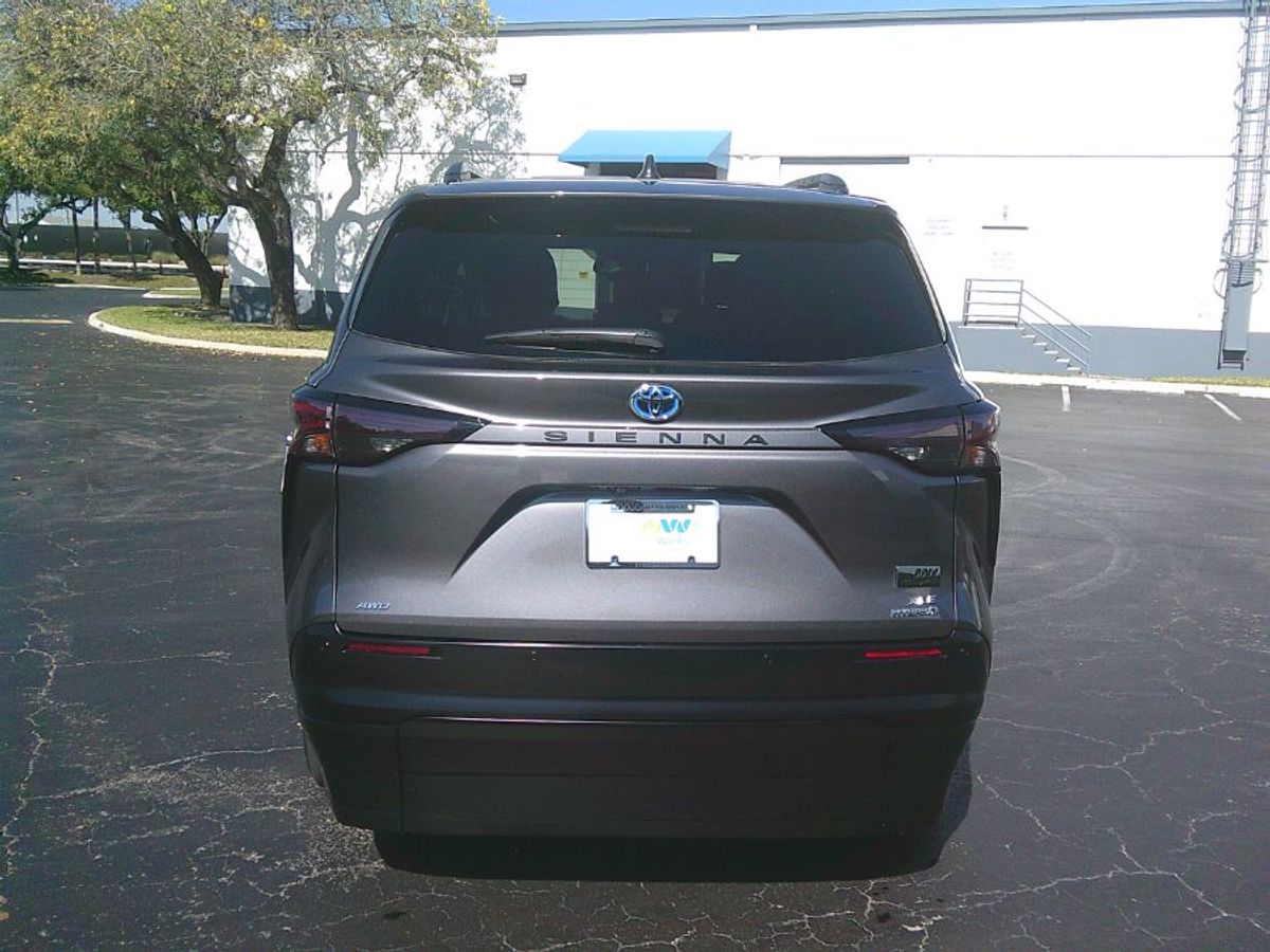 Grey Toyota Sienna image number 9