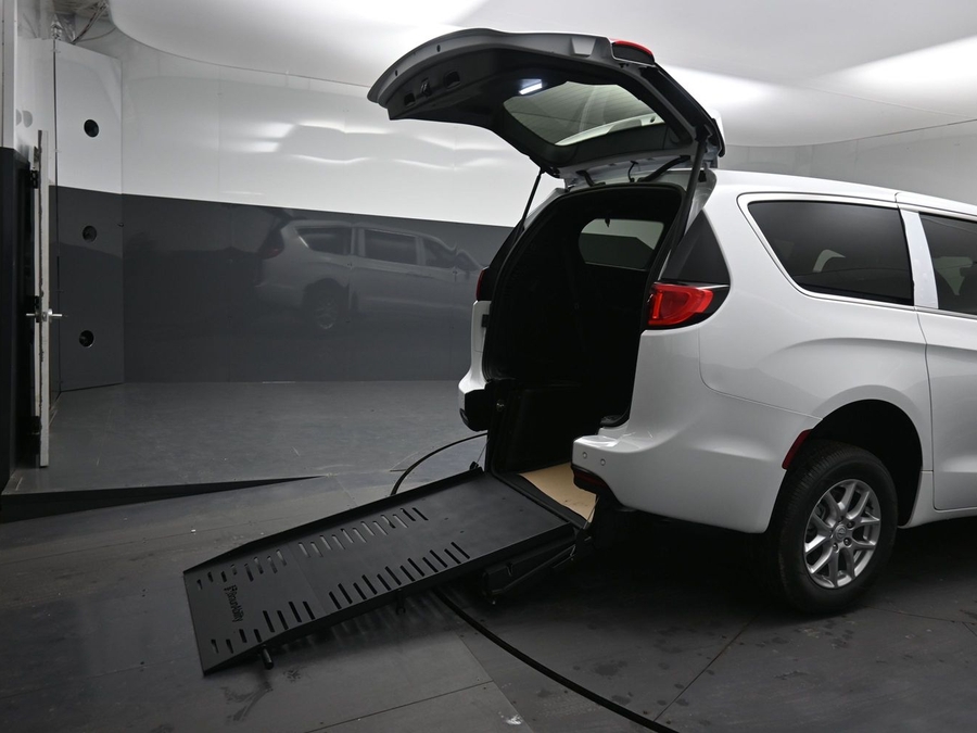 White Chrysler Voyager image number 22