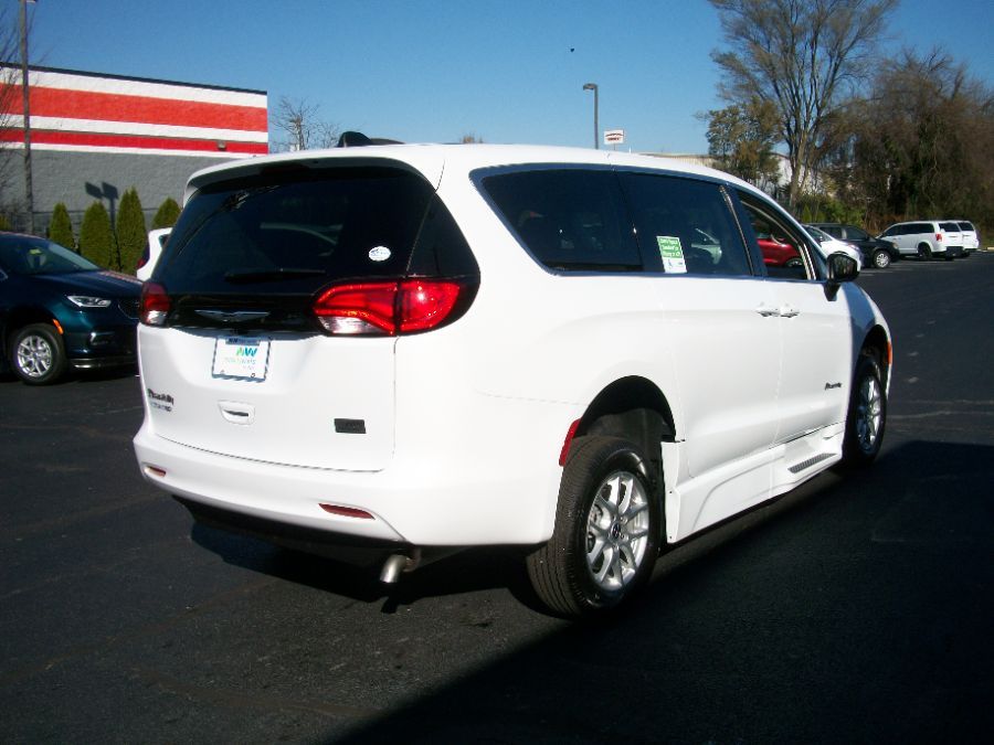 White Chrysler Voyager image number 7