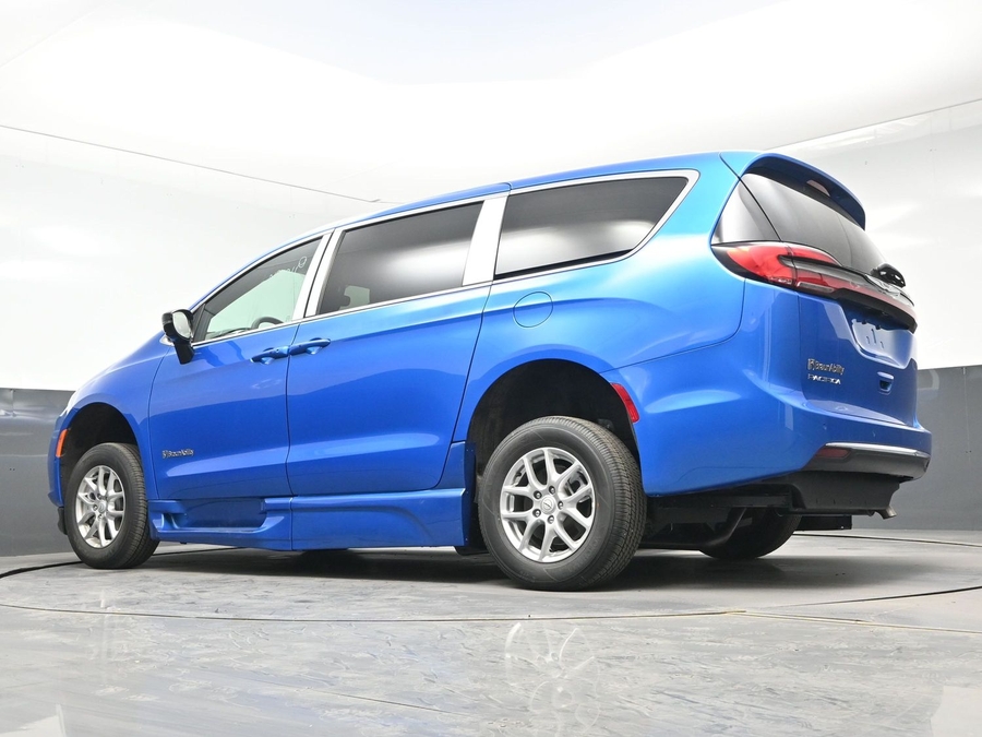 Blue Chrysler Pacifica image number 17