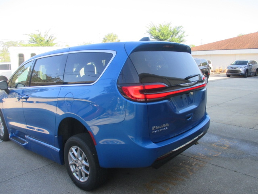 Blue Chrysler Pacifica image number 1