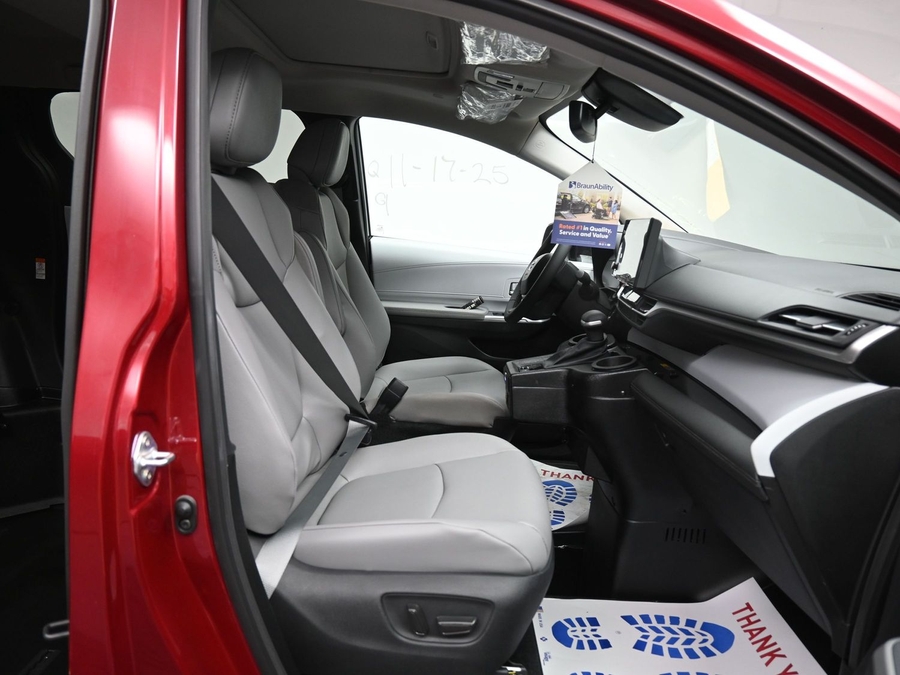 New 2025 Toyota Sienna Hybrid XLE Base - BraunAbility Side Entry Entry Fold Out Automatic Ramp