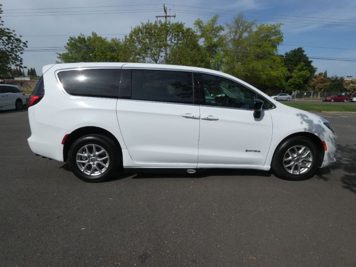2024 CHRYSLER VOYAGER - Image 8