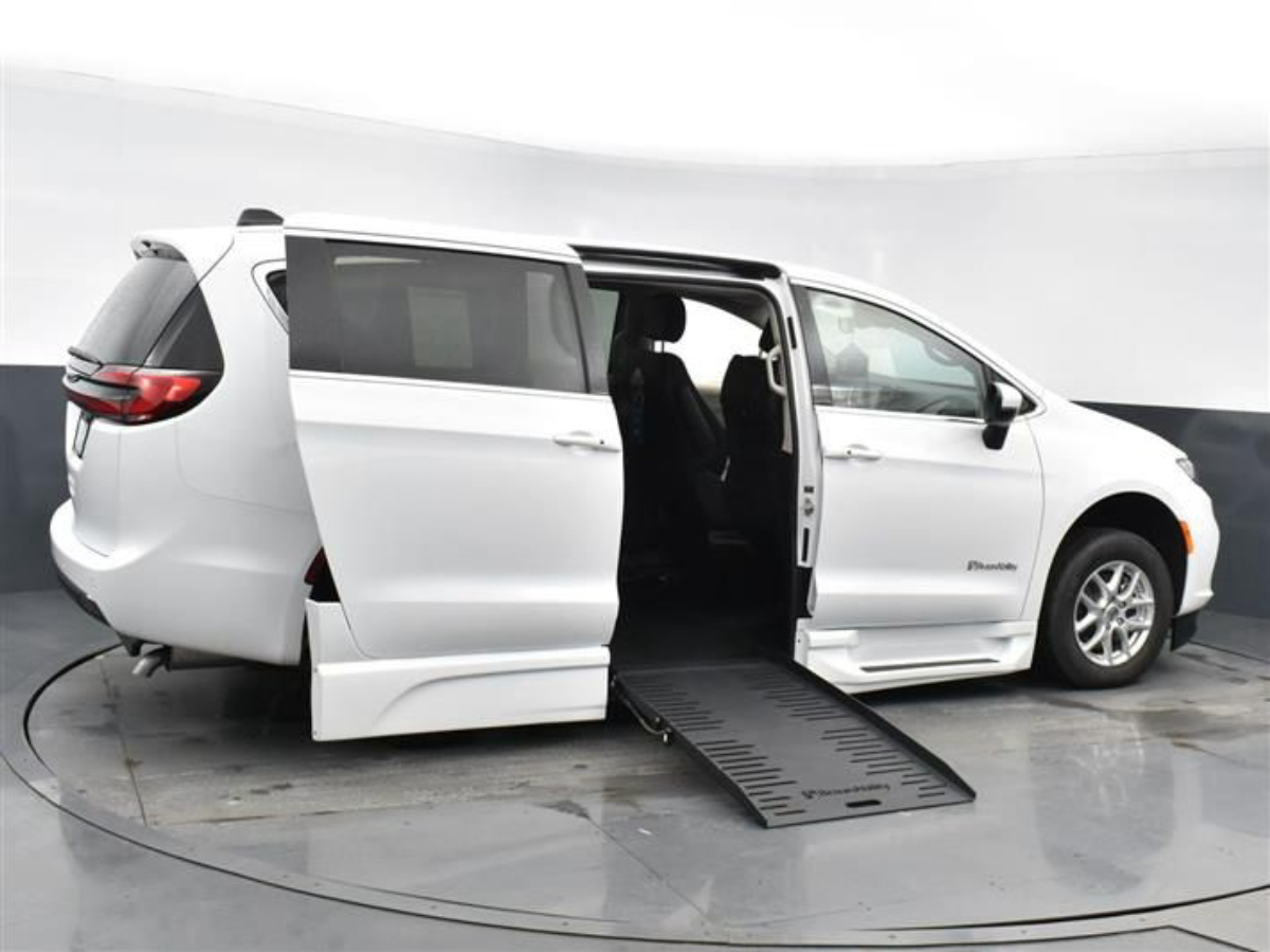 White Chrysler Pacifica image number 6