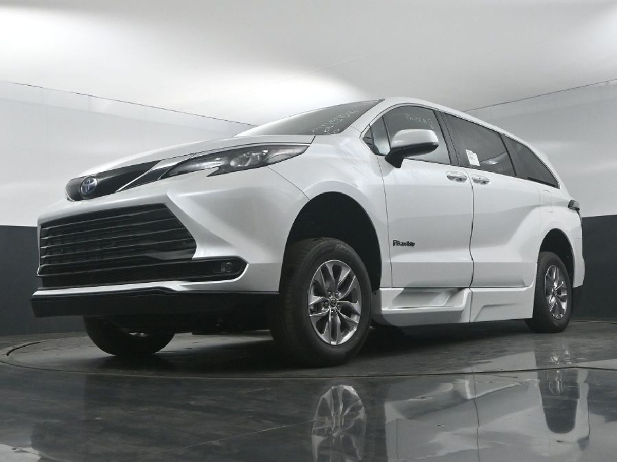 White Toyota Sienna image number 18