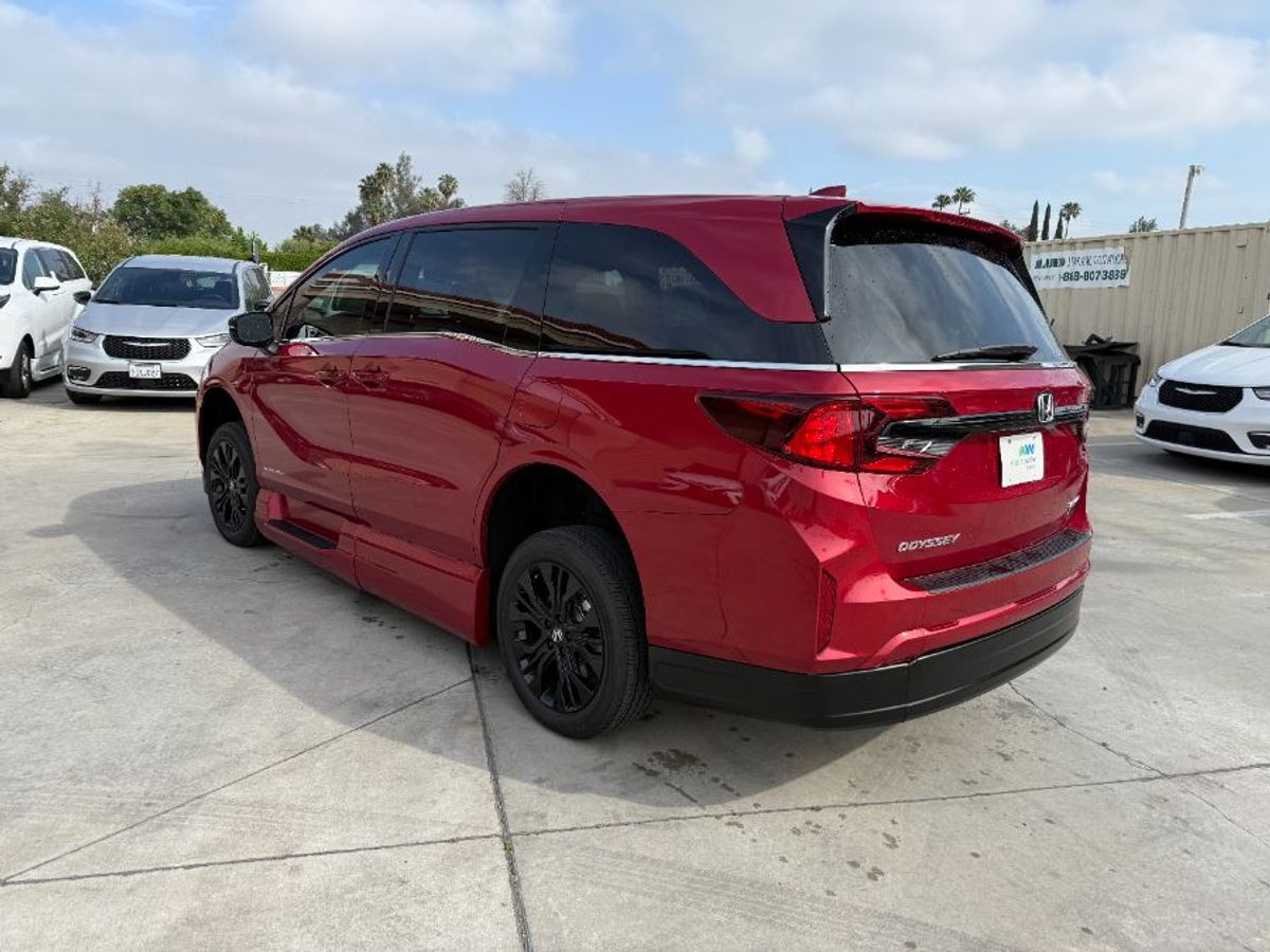 Red Honda Odyssey image number 11
