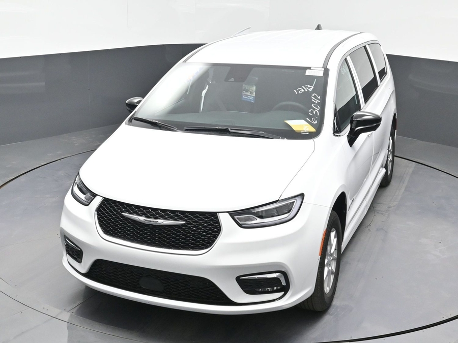 White Chrysler Pacifica image number 23