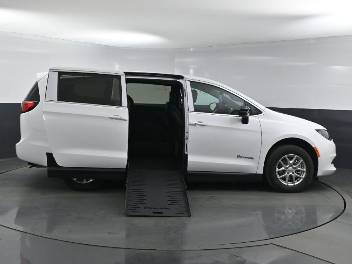 2025 CHRYSLER VOYAGER - Image 8