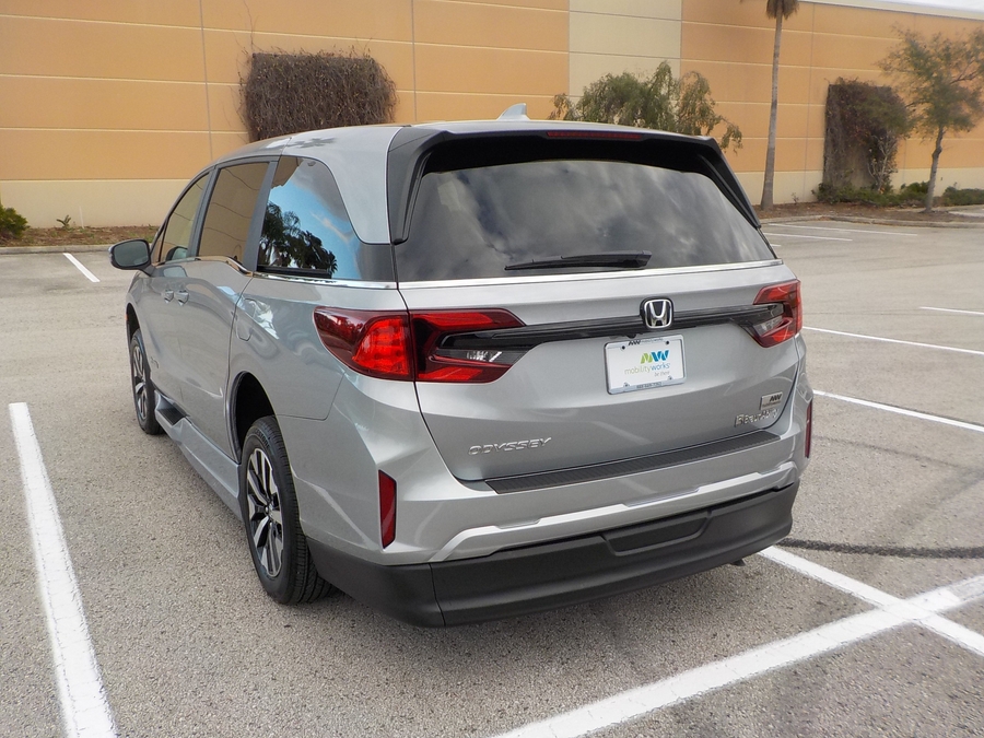 Silver Honda Odyssey image number 27