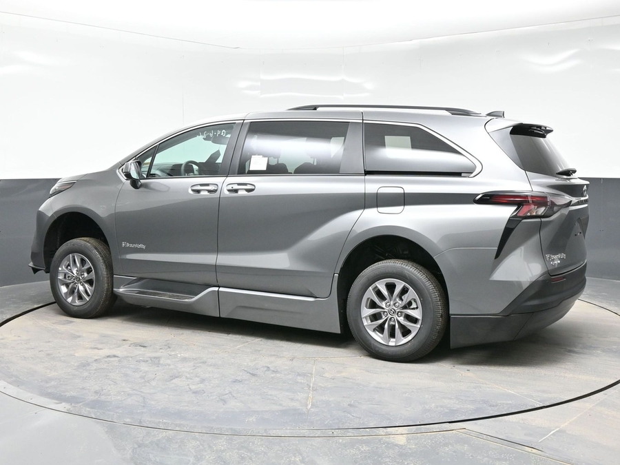 Grey Toyota Sienna image number 3