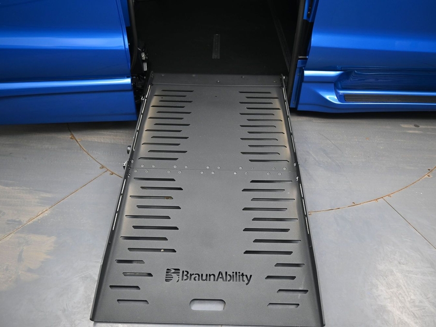 Blue Chrysler Pacifica image number 6