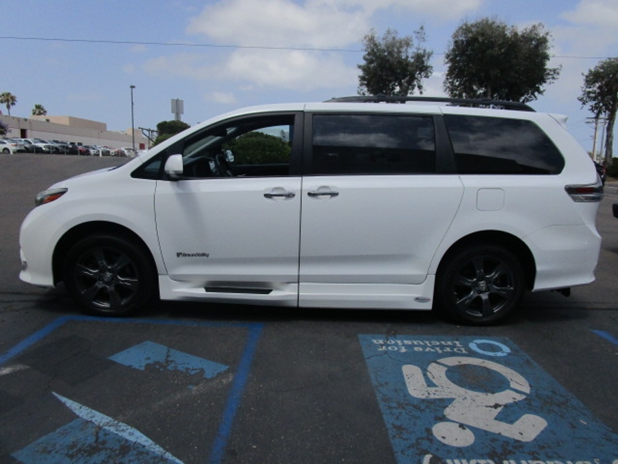 Used 2017 Toyota Sienna SE - BraunAbility Side Entry Entry In Floor Automatic Ramp