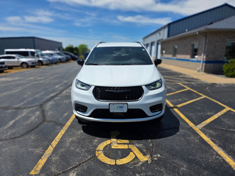 White Chrysler Pacifica image number 1