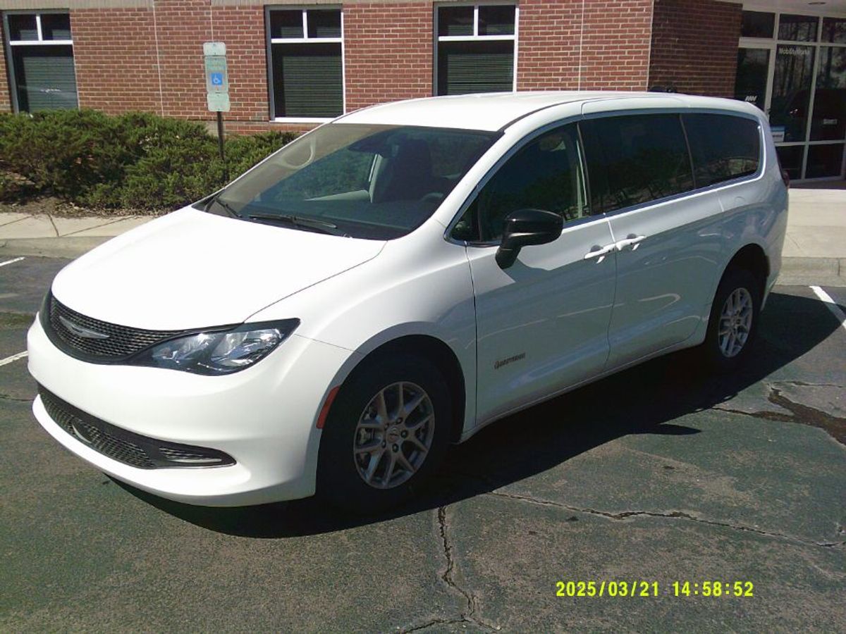 2024 CHRYSLER VOYAGER - Image 2