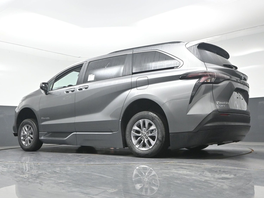 New 2026 Toyota Sienna Hybrid XLE Base - BraunAbility Side Entry Fold Out Automatic Ramp