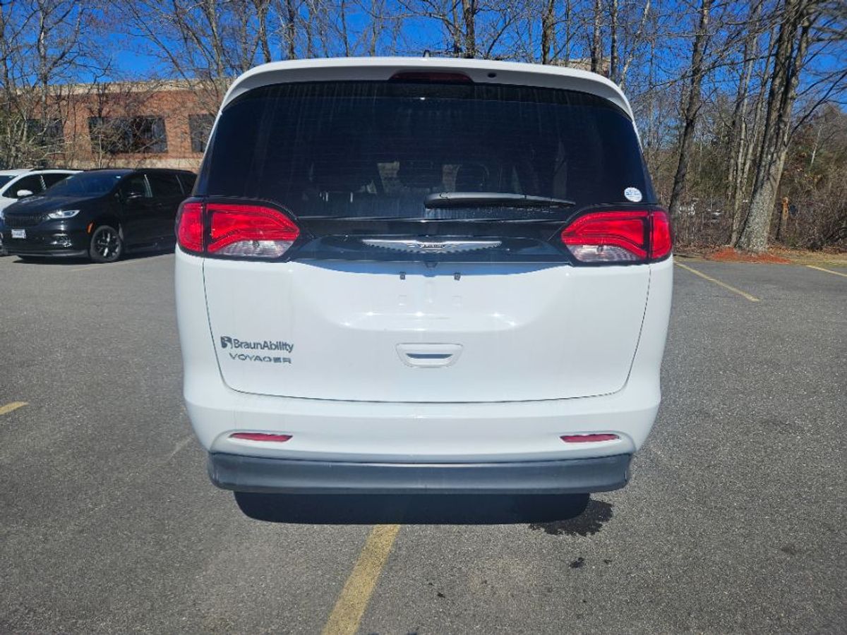 White Chrysler Voyager image number 8