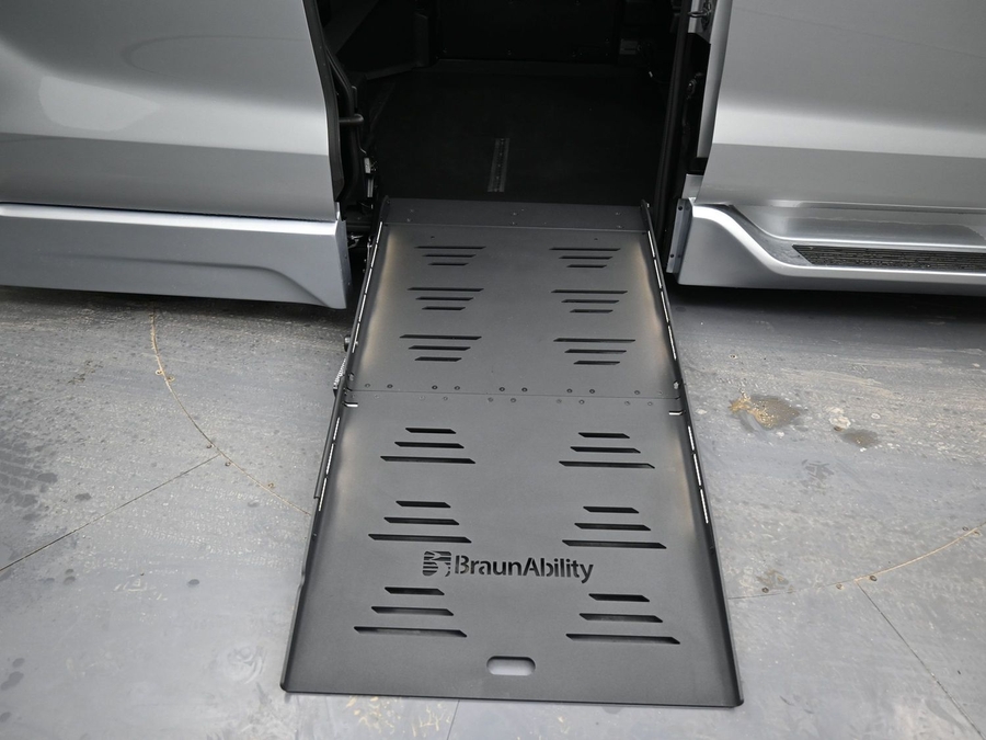 Silver Toyota Sienna image number 10