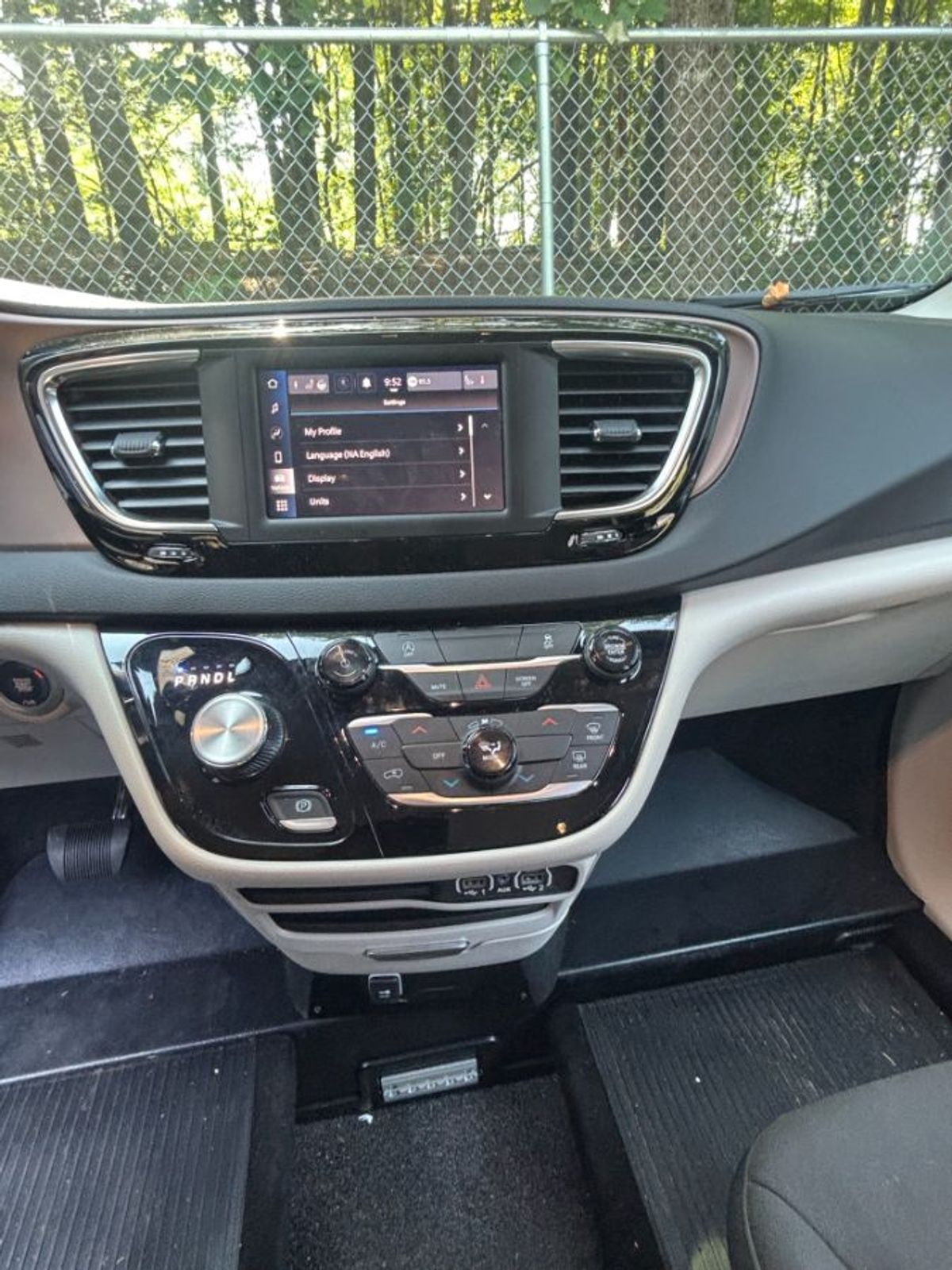 White Chrysler Voyager image number 4