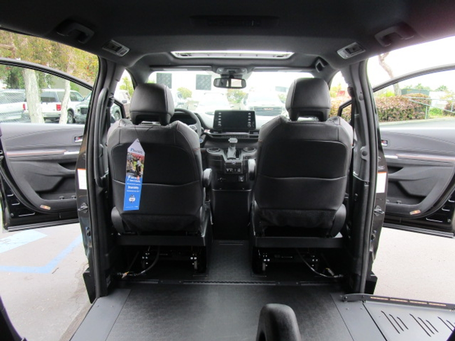 New 2025 Toyota Sienna Hybrid XSE Sport - BraunAbility Side Entry Entry In Floor Automatic Ramp
