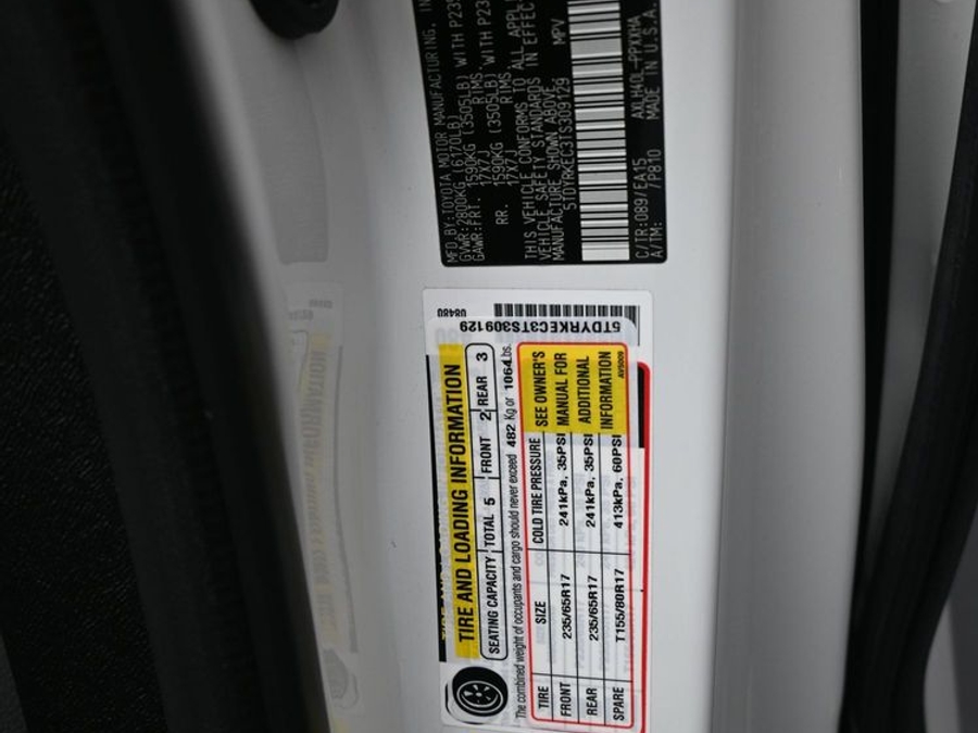 White Toyota Sienna image number 13